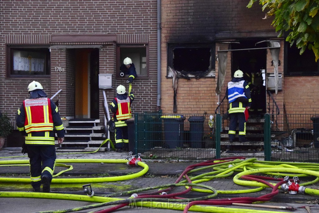 Feuer 2 Vollbrand Reihenhaus Roggendorf Berrischstr P193.JPG - Miklos Laubert